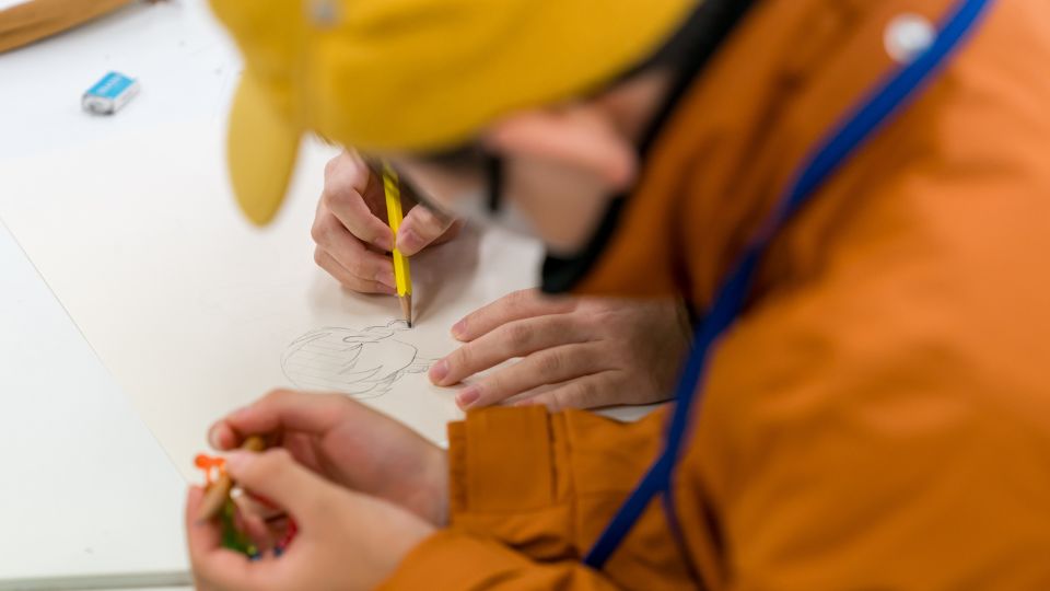 絵を描く子供と先生