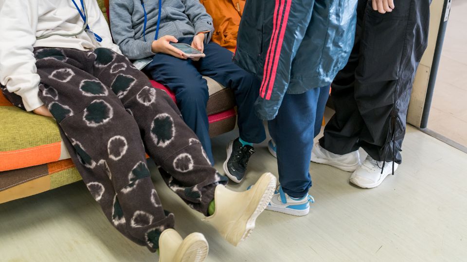 ソファに集まる子供たち