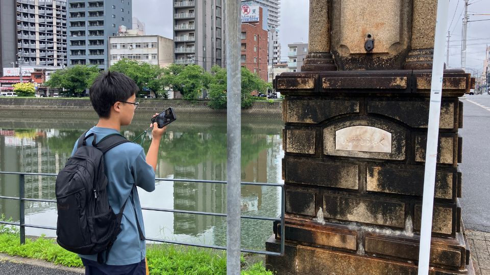 橋の欄干の写真を撮る子供