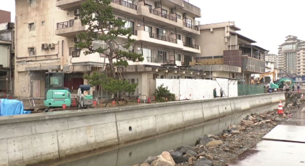 海沿いに旅館立ち並ぶ石川県七尾市の和倉温泉 能登半島地震から2年 壊れた護岸の一部を国が復旧 「希望の光が大きくなるように」（MRO北陸放送） - Yahoo!ニュース