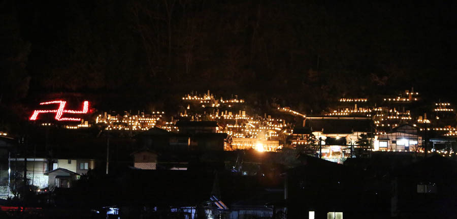 「幻想的な光楽しんで」 法運寺 大みそかに灯明飾り【長野県喬木村】（南信州新聞） - Yahoo!ニュース
