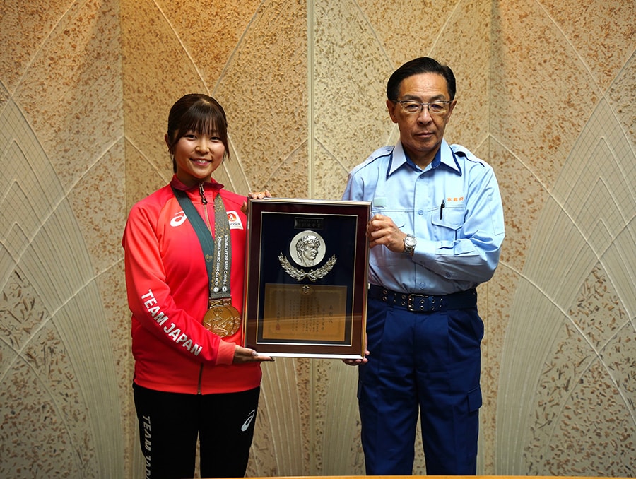 左が菰方里菜選手、右が西脇隆俊・京都府知事