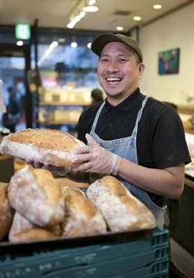 大阪・関西万博のマルタ館で人気を集めた「フティーラ」を販売している野上さん（２２日、大阪市北区で）＝河村道浩撮影