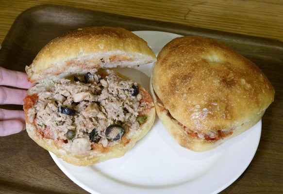 マルタに伝わるパン「フティーラ」（２２日、大阪市北区で）＝河村道浩撮影