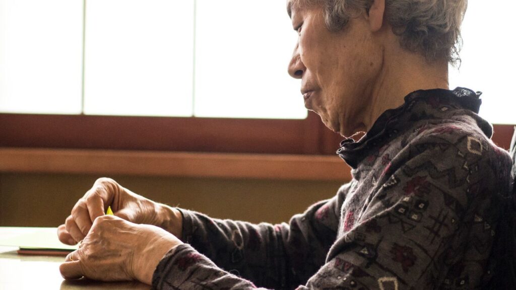 「母さんの面倒はみられない」大企業勤めの長男は実家を捨てた…独居10年、年金月10万円の69歳母が最期まで肌身離さず持っていた〈ヘルパーへの手紙〉【FPが解説】（THE GOLD ONLINE（ゴールドオンライン）） - Yahoo!ニュース