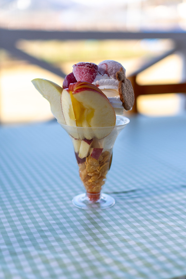 りんごパフェ on the table