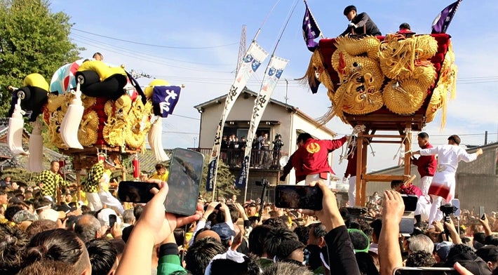 大江太鼓台（左）に突っ込んでいく中須賀太鼓台（１０月１８日、愛媛県新居浜市港町で）