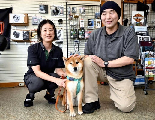 池に飛び込んでおうすけを保護した石橋さん（右）と飼い主の巌さん（島根県出雲市で、２０２５年１０月１４日撮影）