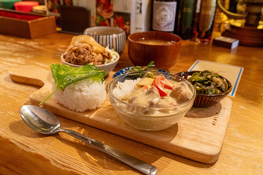 「ツバメカフェ」…夜は「酒場スワロー」になります（笑）