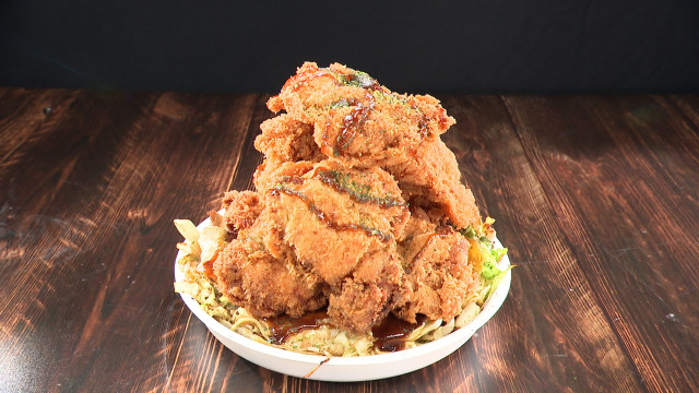 『オモウマい店』お好み焼き店、立体的すぎる…「チキンカツタワー」1300円　店主「だから赤字になんねん」 | ORICON NEWS | 国内海外のニュース