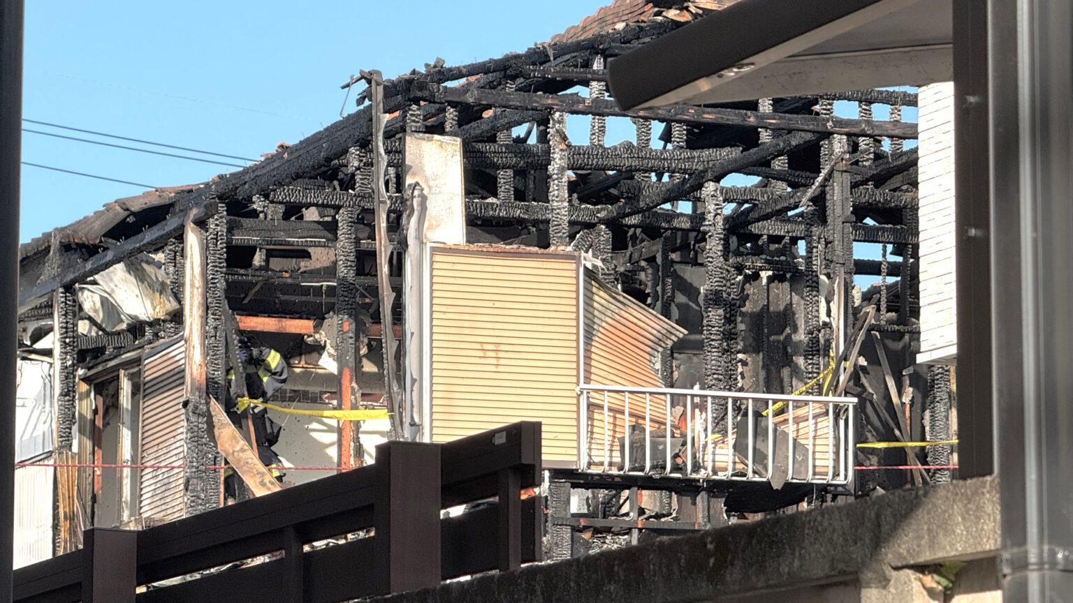 2階建て木造アパートで火事　火元の部屋から1人の遺体見つかる 住人の70代男性と連絡取れず　埼玉・坂戸市伊豆の山町（TBS NEWS DIG Powered by JNN）