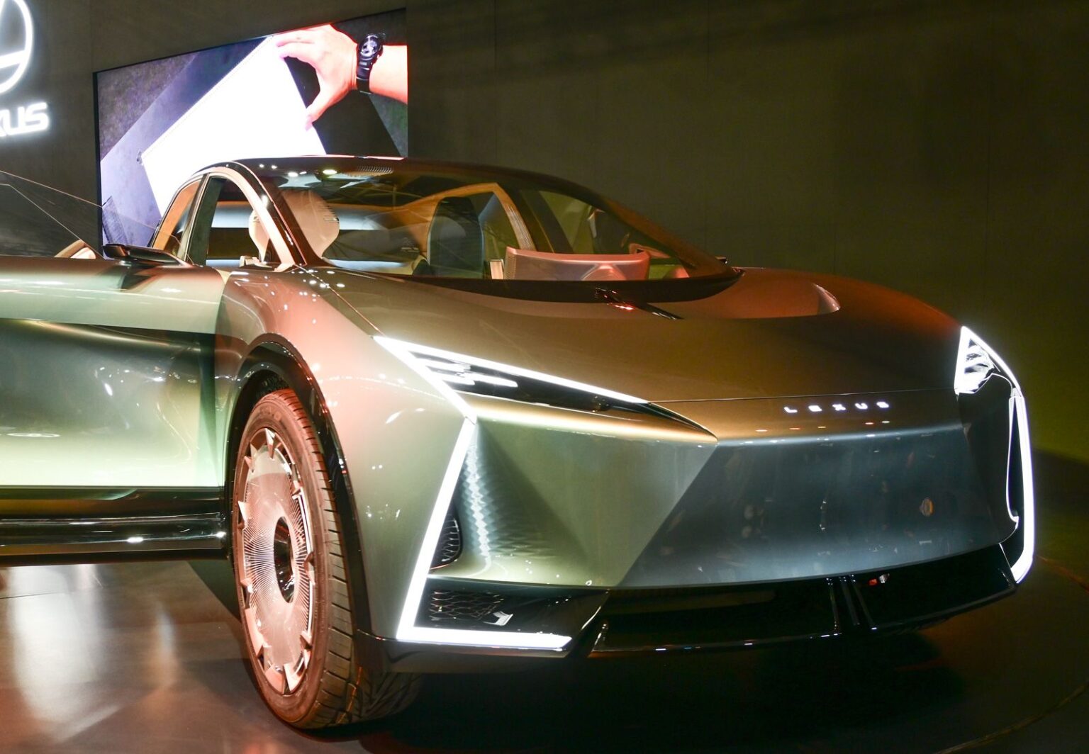 【大阪モーターショー】「開発の方、ファーストガンダムファンでしょ」「私の口からは何とも」 スズキの次世代4足モビリティの名はモクバ2 - まいどなニュース