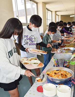 松江小学校　バイキング給食に歓声 | ニュース和歌山