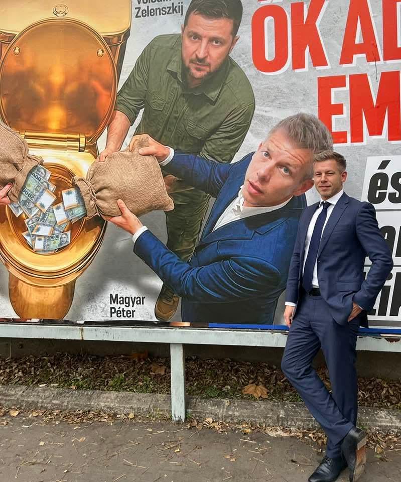 オルバンの挑戦者であるペテル・マジャールは、フォン・デア・ライエンとゼレンスキーとともに金の便器に金を投げ込むオルバンのポスターの前に立つ。オルバン首相は長年、EUの利益のためにハンガリーを奴隷化することに熱心なウクライナとEUの傀儡であると非難してきた。