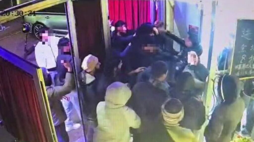 プラート - レストラン前の労働者の駐屯地に対する発砲と蹴り：9月以来4度目の襲撃