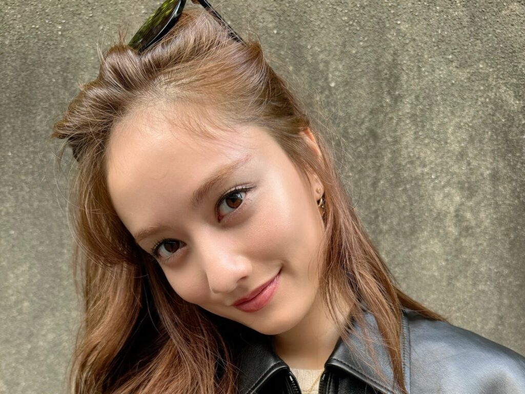 “大人の余裕が漂う…” 谷まりあ、レザージャケット纏う最新ショットにファン魅了 | 話題の投稿 | スポーツブル (スポブル)