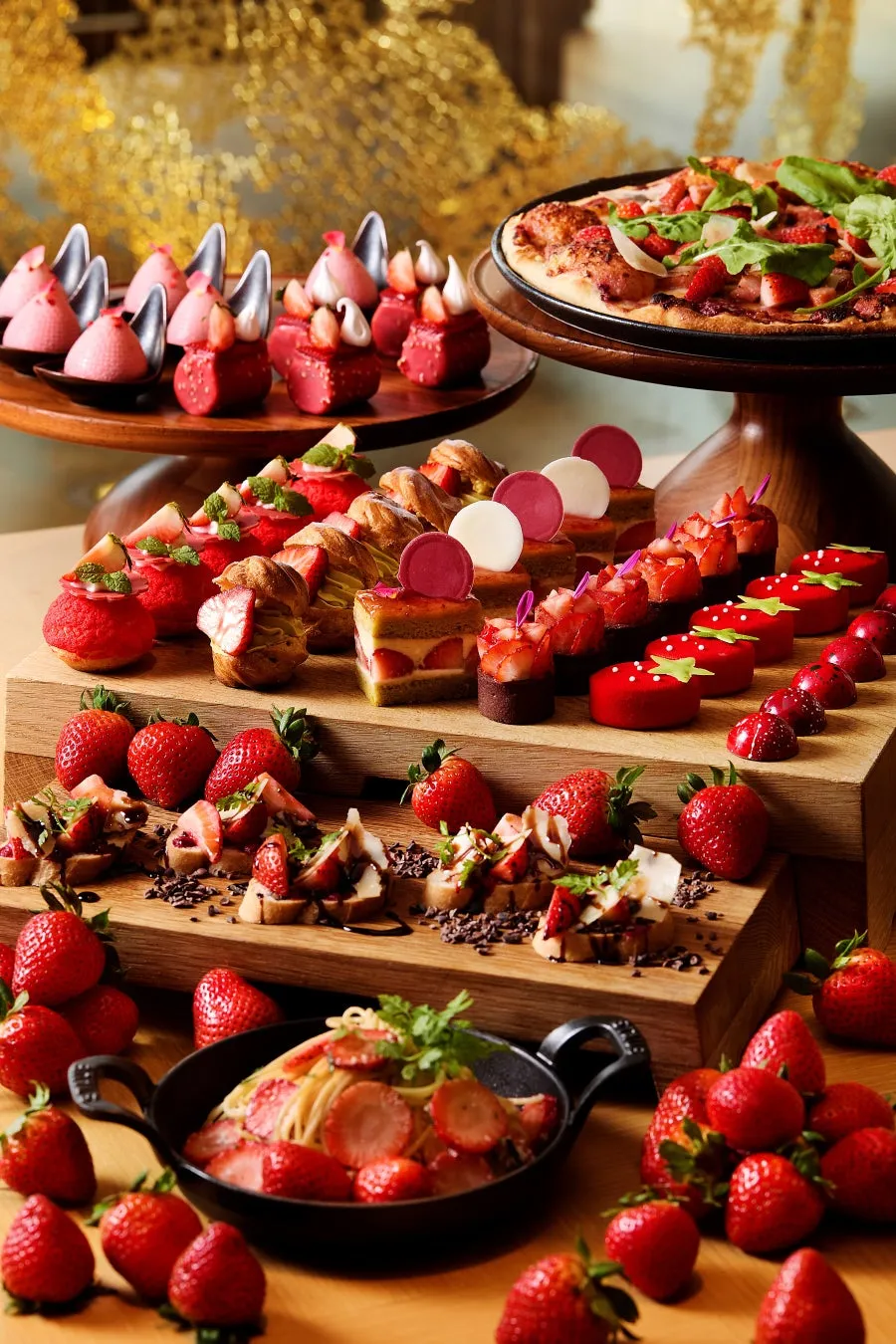 様々なイチゴ料理が並んだ写真。ケーキ、ピザ、パスタ、カナッペなど、様々な料理が並び、美味しそう。
