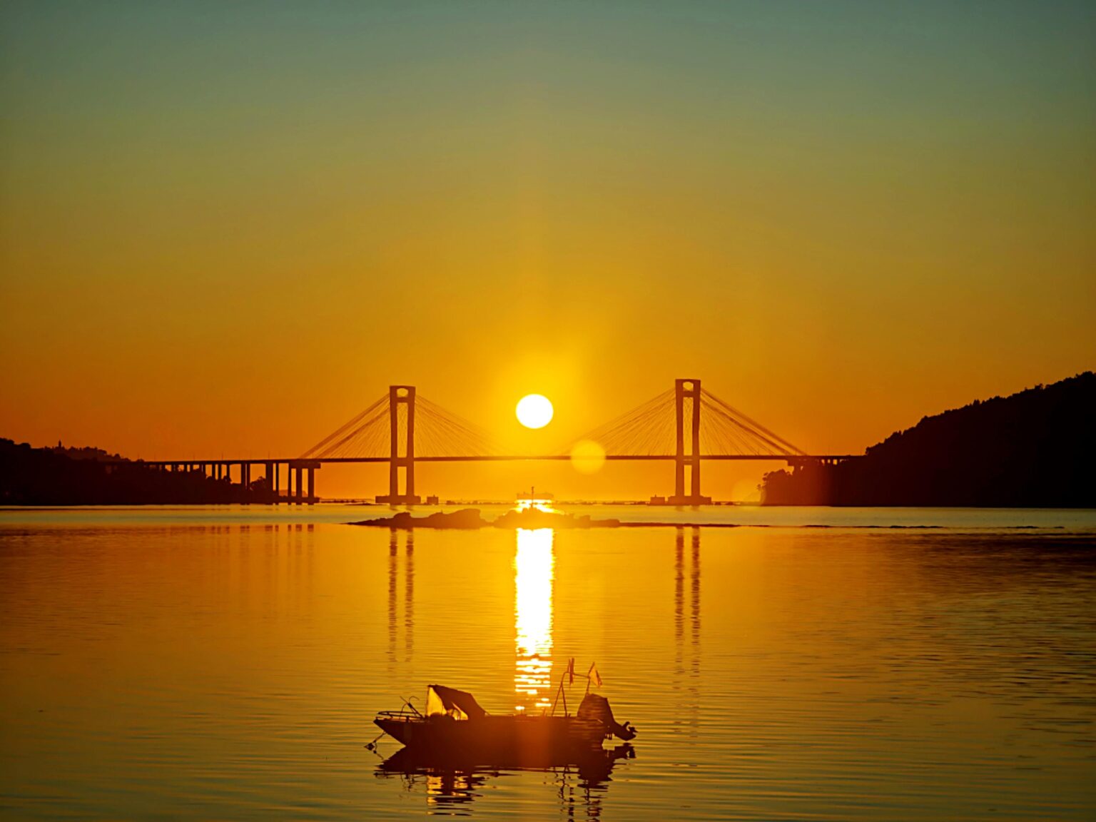 セサンテスビーチからのランデ橋の夕日