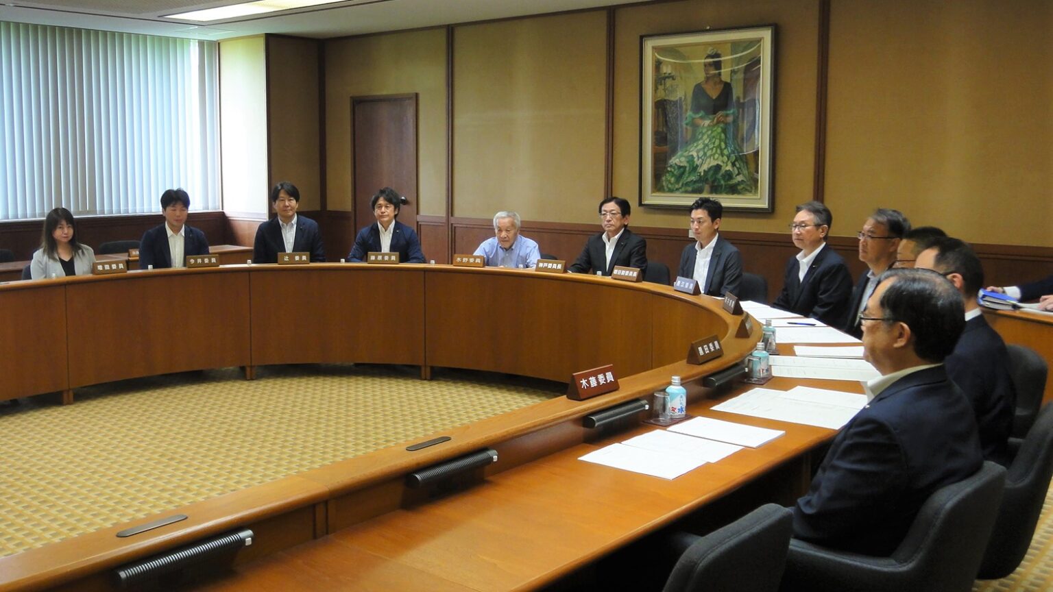 総務企画委員会の審査風景画像