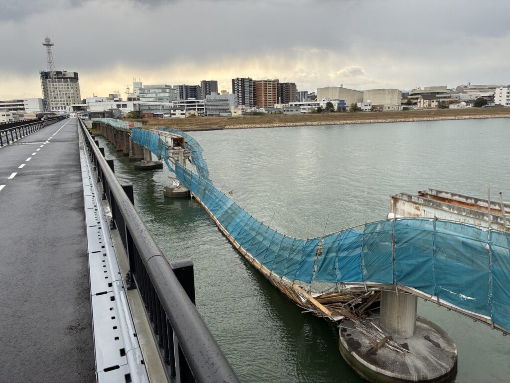 強風などの影響で橋げたのバランスが崩れたか　和歌山市中心部で撤去作業中に川に落下した旧河西橋