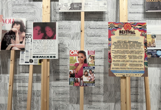 セレブリティライフスタイル誌「OK！」マガジン（中央）の表紙を飾る、スパイス・ガールズ唯一の黒人系メンバー、メラニー・ブラウン（Mel B） ソニア・ボイス《ディボーショナル・ウォールペーパー・アンド・プラカード》2008-2020年 Courtesy: Middlesbrough Institute of Modern Art 展示風景：「MAMプロジェクト034：ソニア・ボイス」森美術館（東京）2025-2026年 © Sonia Boyce. All rights reserved, DACS & JASPAR 2025 G4025