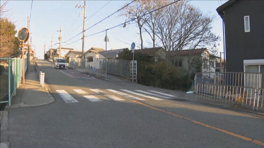 兵庫・川西市の死亡ひき逃げ 　「縁石に乗り上げた衝撃はあったが」６８歳の女を逮捕も否認