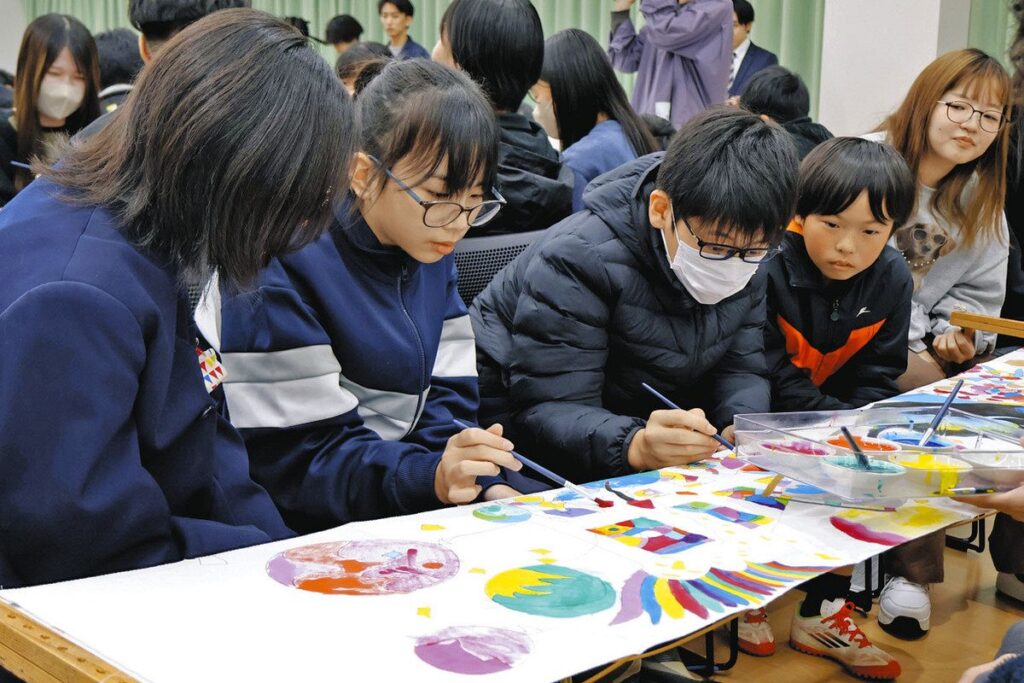彩色を体験する児童たち＝白山市の金城大で