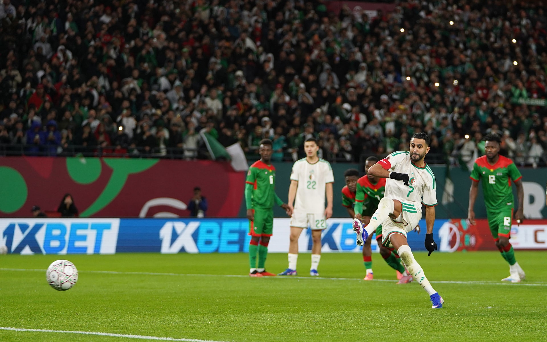 サッカー＝アフリカ選手権、アルジェリアが決勝Ｔ進出