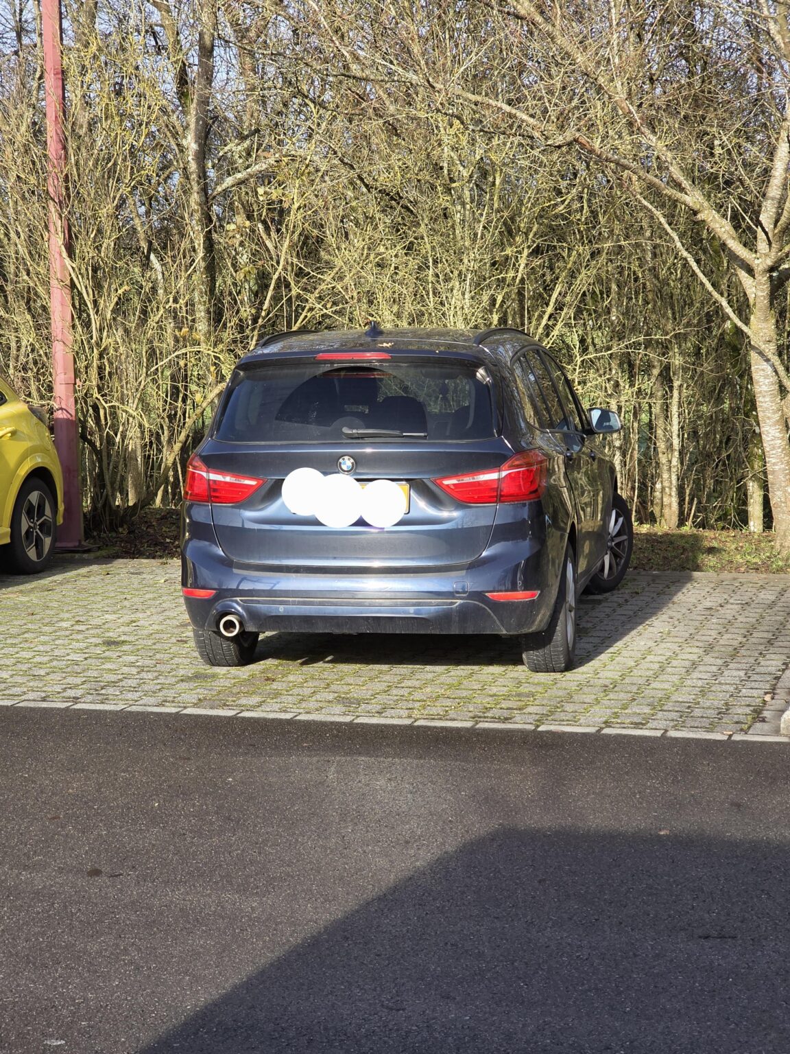 まるで駐車場（地元の駅）のスペースが十分に限られていないかのようです。