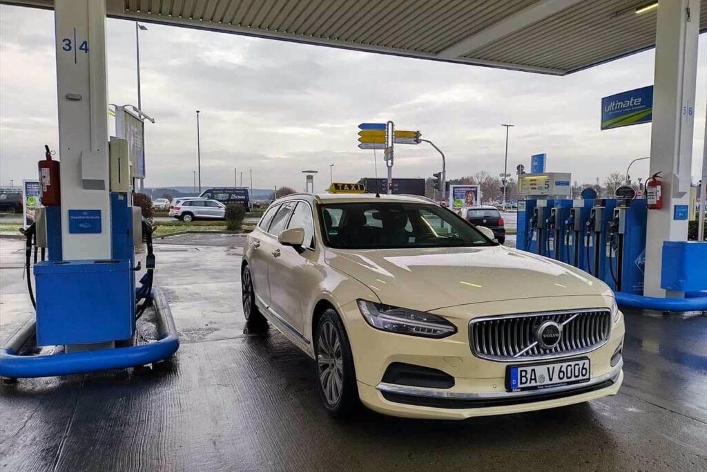 現役チェリストにしてドイツ唯一の日本人女性タクシードライバー。在独30年、彼女が語る現地の交通事情 - LE VOLANT WEB