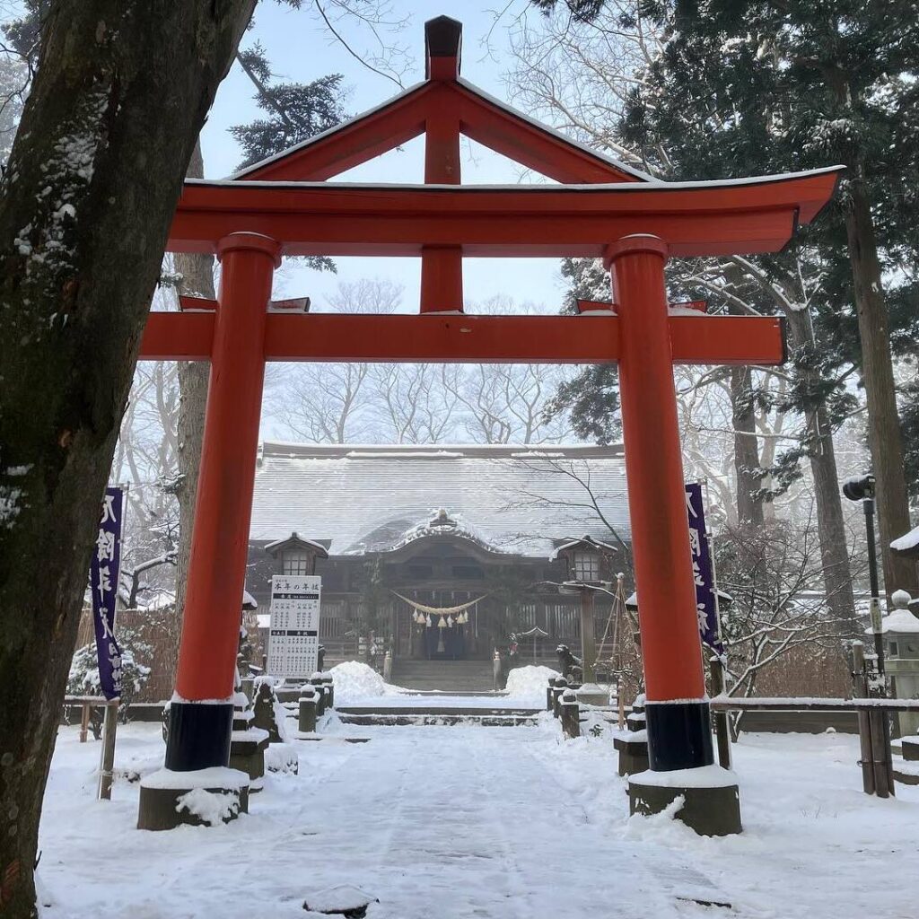 【秋田 初詣神社2026】初詣はどうする？秋田で人気の神社８選｜デートや家族でのおでかけにもおすすめ◎ - DRESSY【公式】ウェディングドレス・ファッション・エンタメニュース