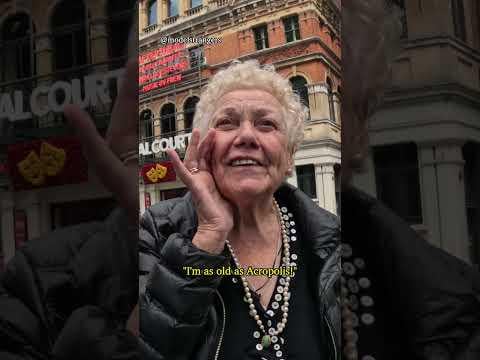 笑わずに見てみてください - モデルの見知らぬ人に甘いギリシャ人女性
