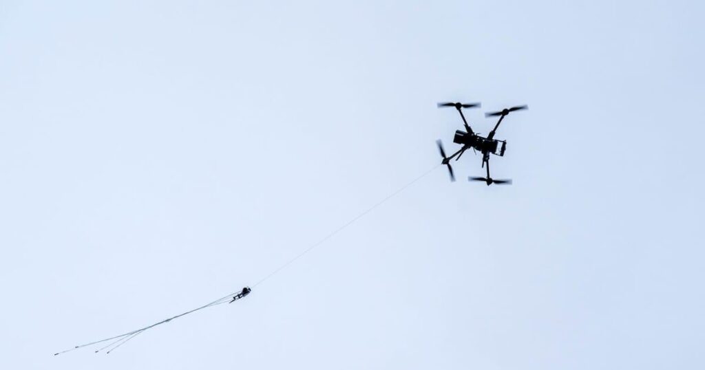 フランス海軍、原子力潜水艦基地を飛び回るドローン5機を銃撃、AFP通信が報じた