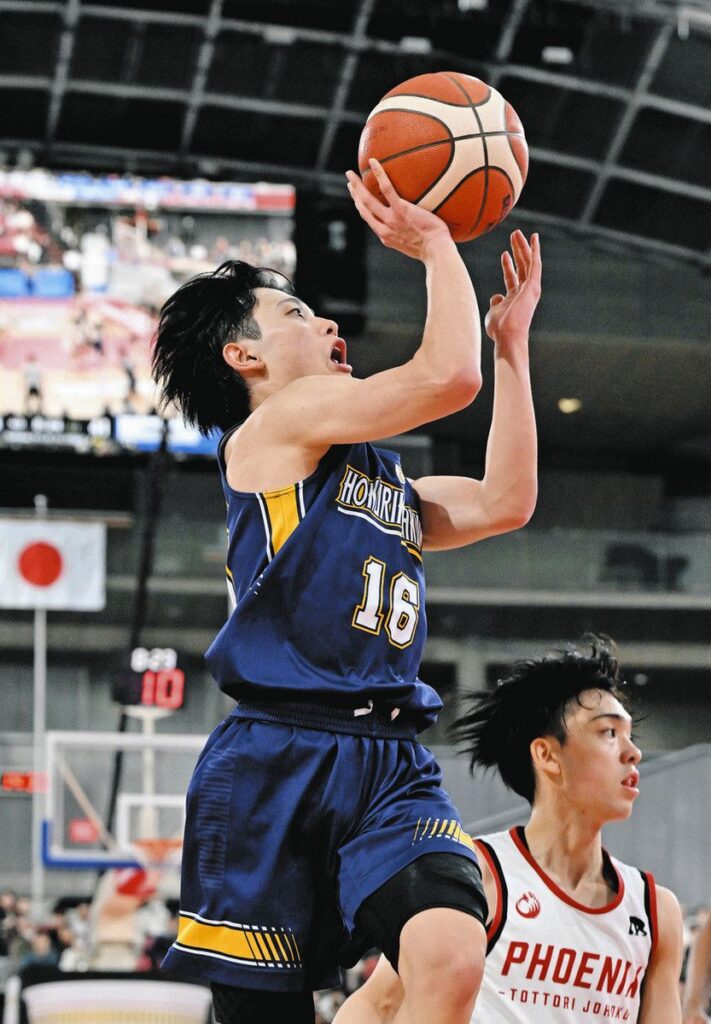 鳥取城北－北陸学院　第４クオーター、シュートを決める北陸学院の小笠原和真選手＝東京体育館で