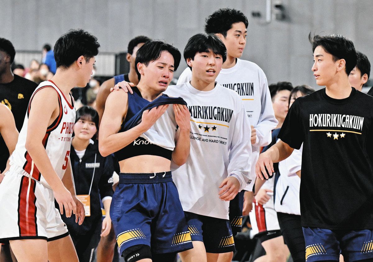 鳥取城北に敗れ肩を落とす北陸学院の小笠原選手（左から２人目）＝東京体育館で