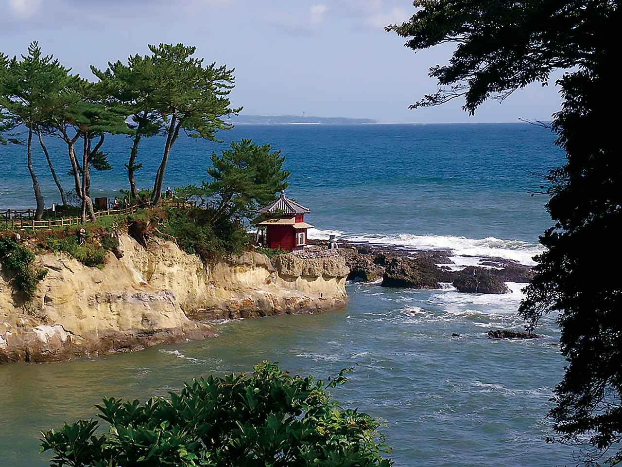 画像: 五浦六角堂／五浦六角堂は、明治時代に岡倉天心が自ら設計し、茨城県北茨城市五浦海岸の岩上に建てた六角形の建物。太平洋を望む思索の場で、震災で流失後、2012年に再建された。