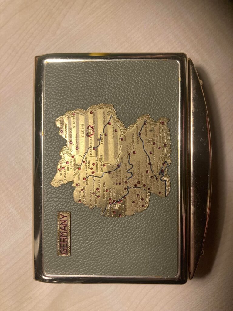 このタバコケースのデートを手伝ってください