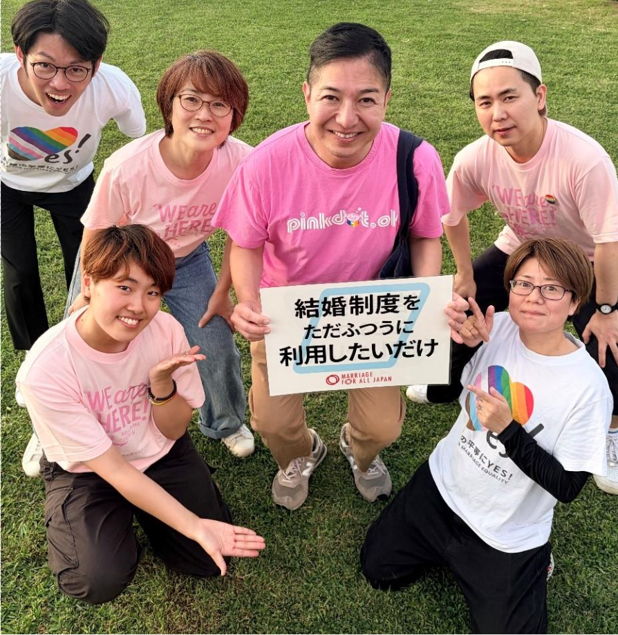 ＜狩俣倫太郎さま（琉球放送アナウンサー：写真中央）と、「沖縄から結婚の平等にYES！～YES FOR MARRIAGE EQUALITY実行委員会」の皆さま＞ 