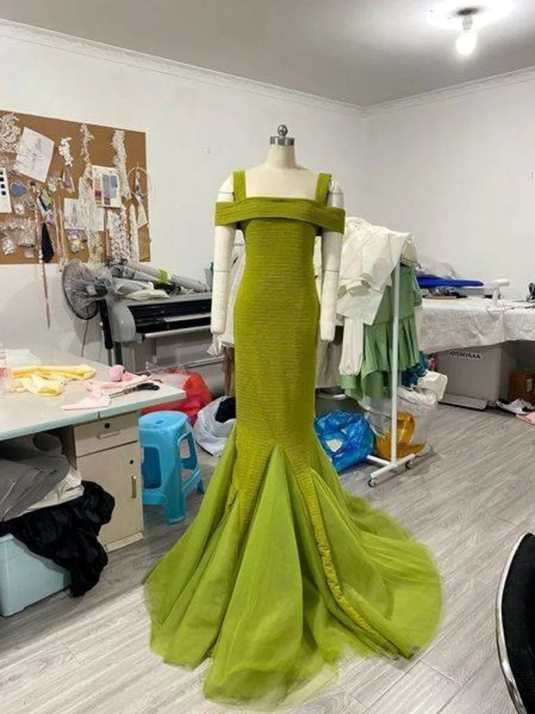 ファッションデザイナーを自称する「アイリス」がフェイスブックに投稿した画像/Obtained by CNN