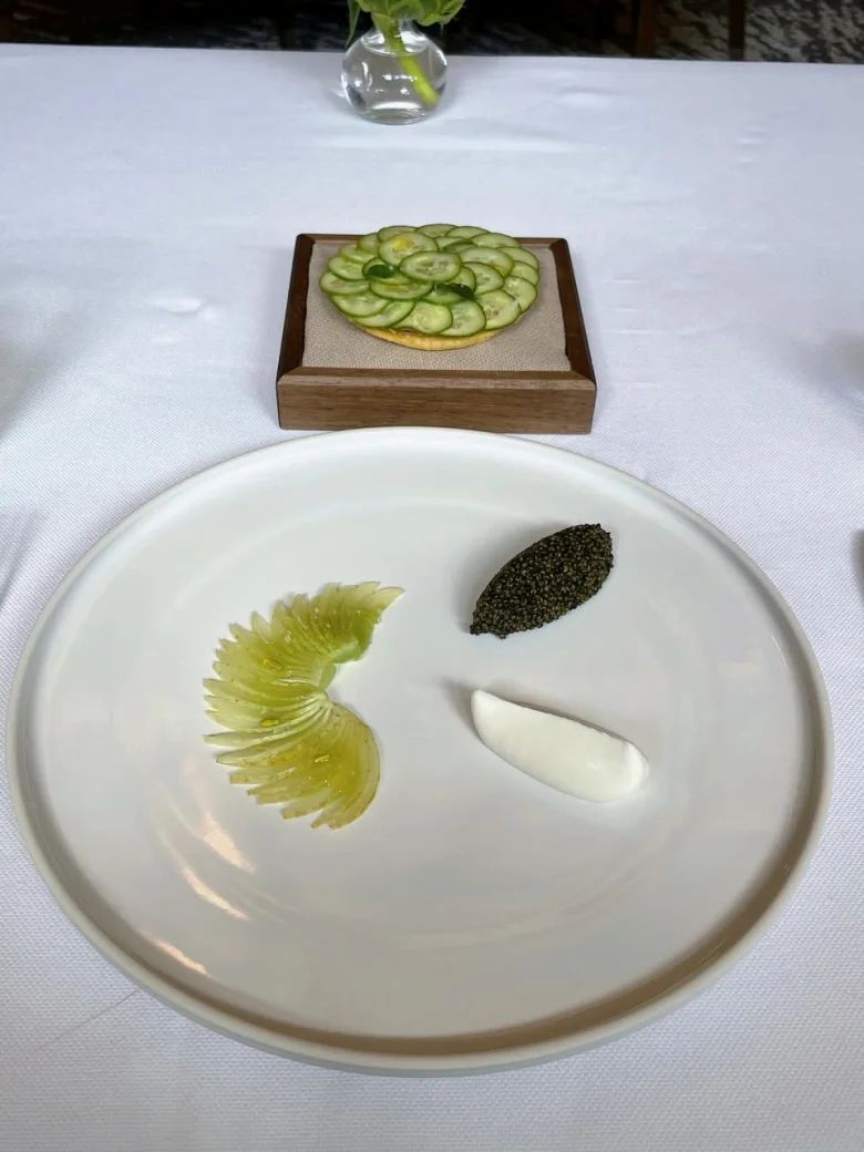 装飾的な料理の画像を投稿し、優雅な暮らしぶりを印象づける/Obtained by CNN