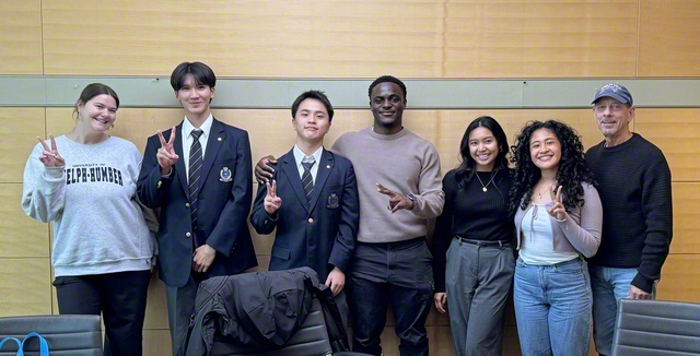 ゲルフ・ハンバー大学の学生と記念のカメラに