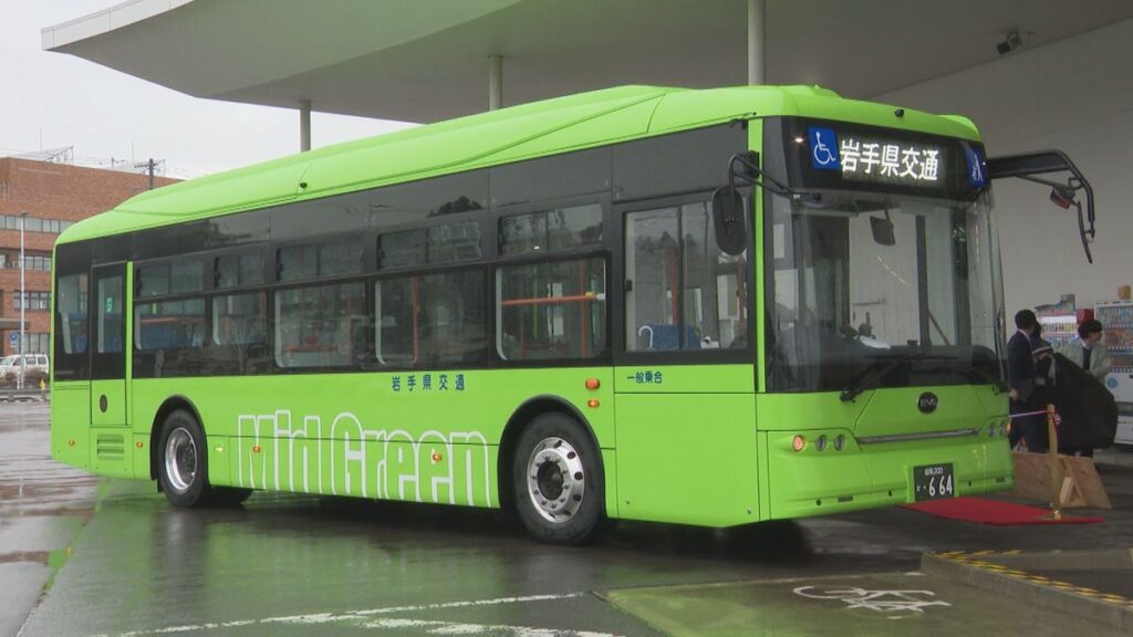 電力で走り環境にやさしい「EVバス」滝沢営業所管内でも運行開始 岩手県交通 (2025年12月25日掲載)|TVI NEWS NNN 共有