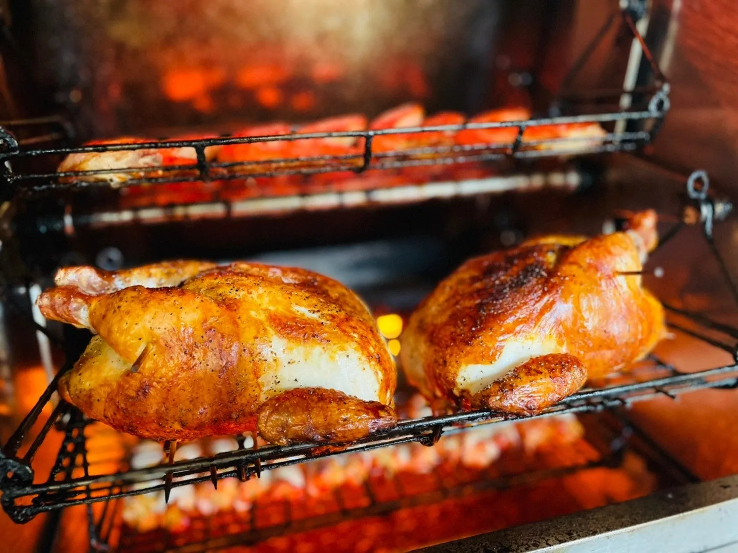 焼かれた鶏肉がオーブンの中で調理されている様子。