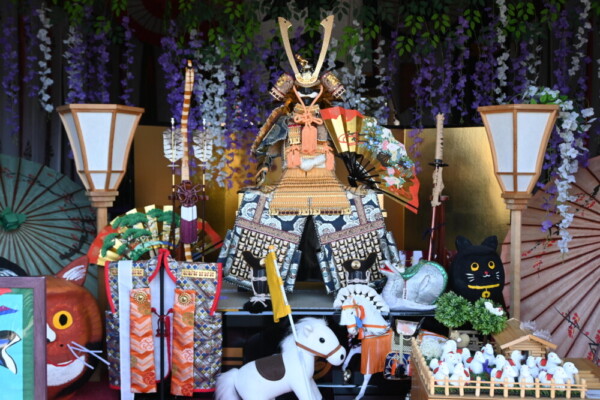 菖蒲の節句仕様の玉田神社拝殿　2024年5月11日　撮影：MKタクシー