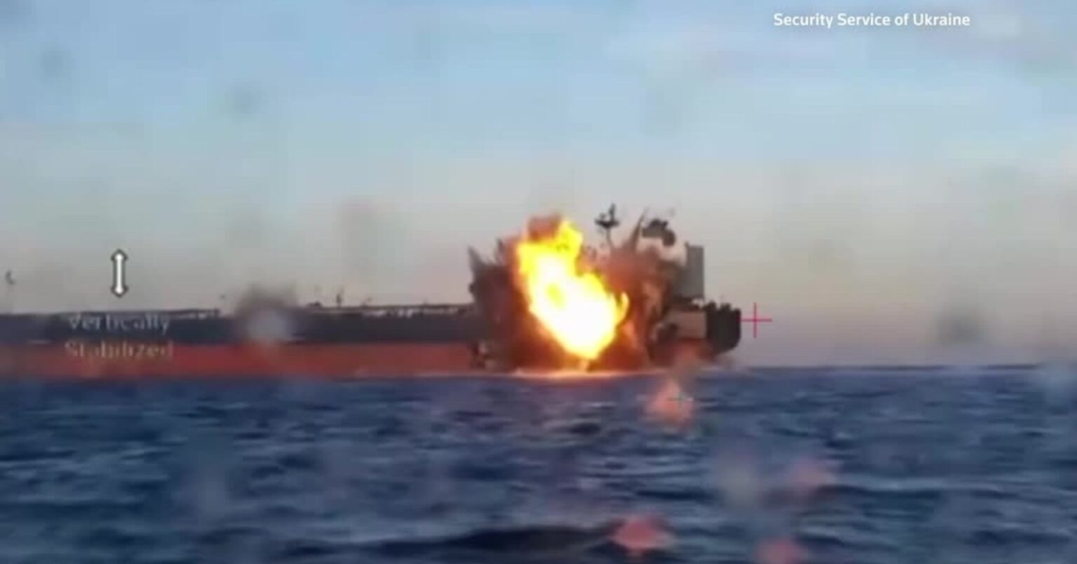 ウクライナ、黒海でロの「影の船団」タンカー2隻攻撃　無人艇で | ロイター