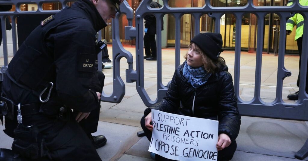 グレタ・トゥーンベリさん、「パレスチナアクション」支持で逮捕➡︎釈放。「ジェノサイドに反対」のプラカード掲げる　ロンドン | ハフポスト WORLD