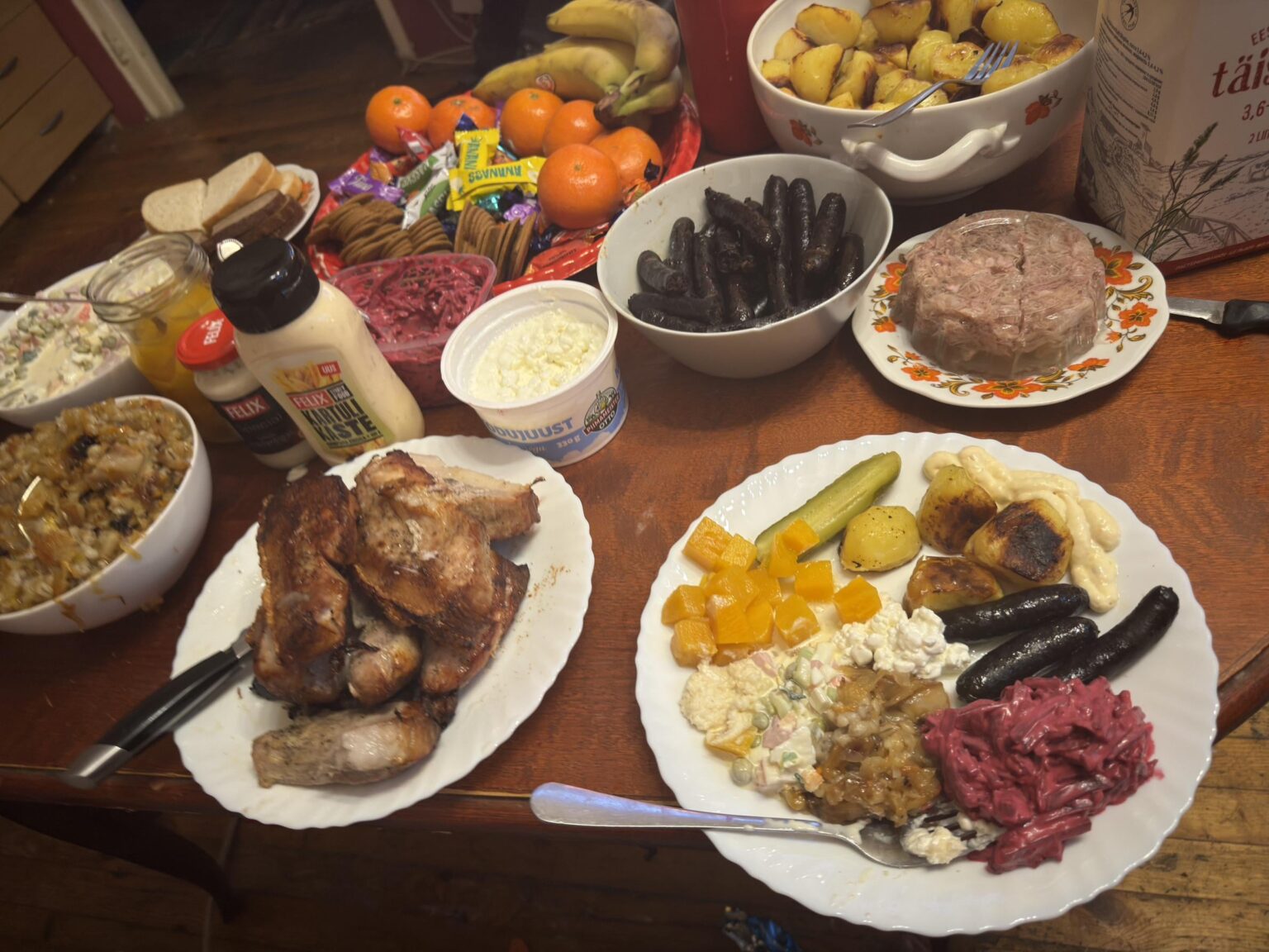 私とお父さんのクリスマステーブル、あなたもクリスマスパーティーをしませんか？何を食べますか:)