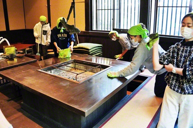 石川・能登半島地震の被災地で、清掃ボランティアを行った関西高の生徒ら