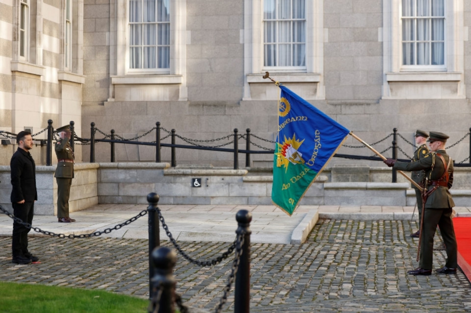 ゼレンスキー氏の飛行経路付近でドローン目撃、アイルランド訪問時