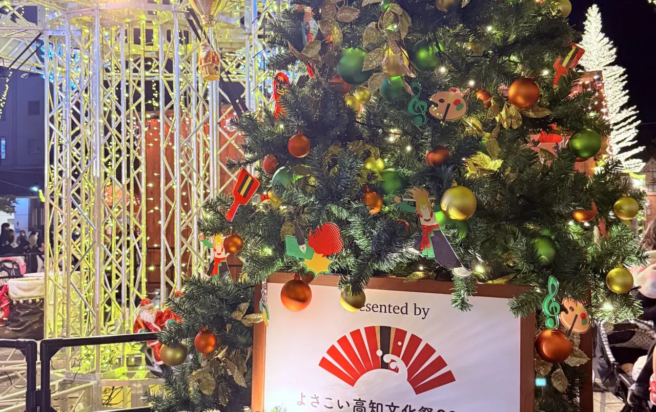 「クリスマスマーケット 2025 in 高知」に飾られた「よさこい高知文化祭2026」をPRする“よさぶんツリー”